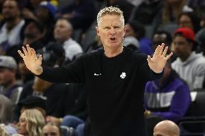 很不满!巴特勒卡位被吹犯规 科尔抱怨赔上技犯